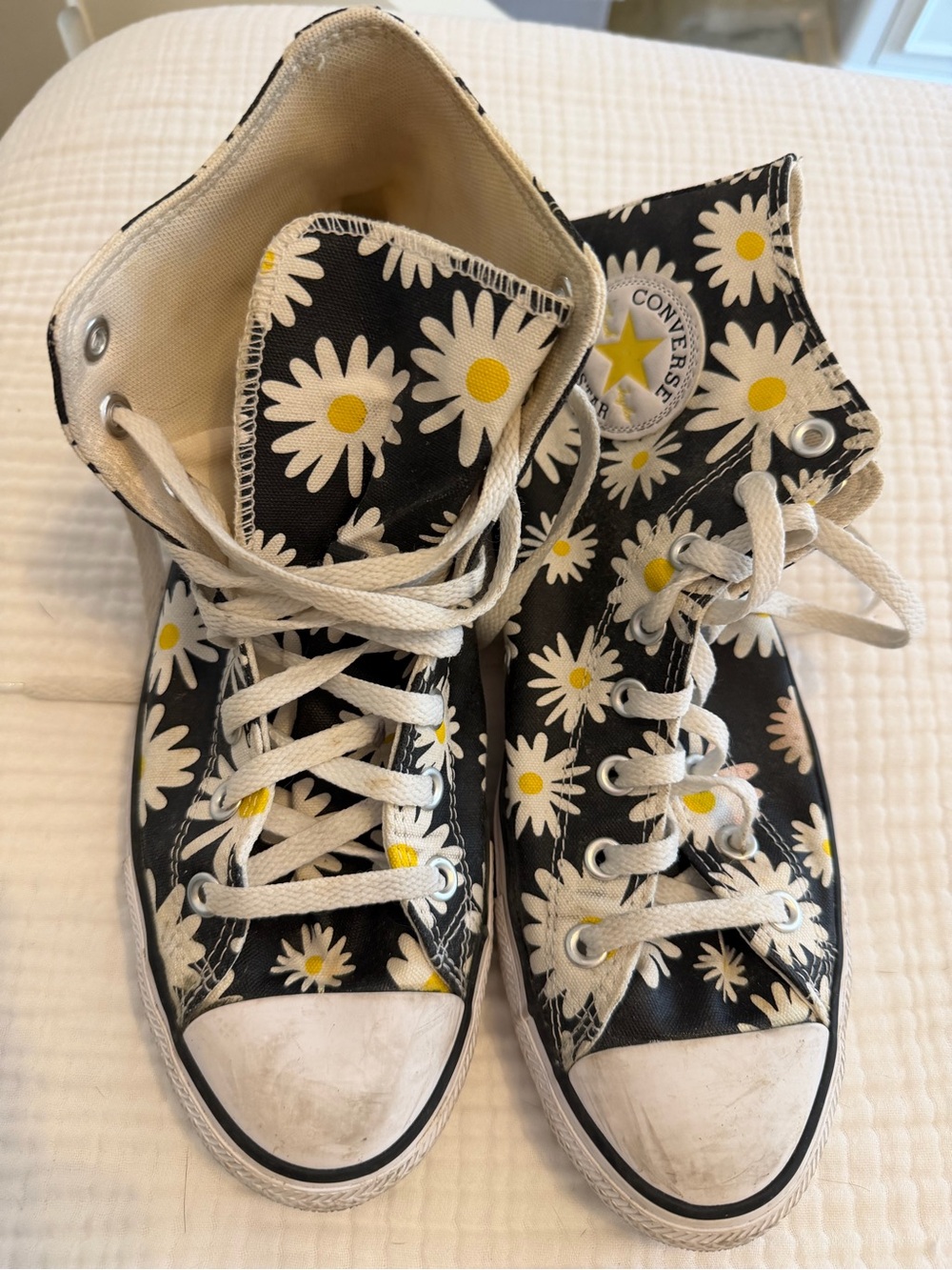 Converse women’s Daisy Print High-Top Sneakers - Black/White/Yellow size 11 EUC!
